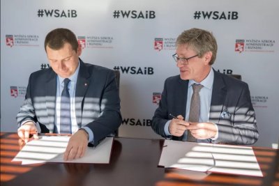 WSAiB podpisała umowę o współpracy w ramach projektu Santander Universidades. na zdjęciu Rektor dr Tomasz Białas oraz Wojciech Leśniewski, Dyrektor Biura Santander Universidades.