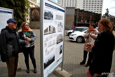 Uczestnicy wernisażu przyglądający się wystawie „Gdynia na straży Wybrzeża 1921-1939”  // fot. Przemysław Kozłowski