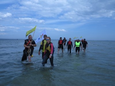 Uczestnicy dosłownie maszerują przez Zatokę Pucką, fot. Maciej Królikowski
