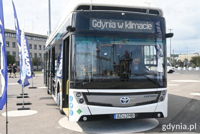 Gdynia, molo Południowe, dzień, stoi nowoczesny autobus wodorowy, obok logotypy Gdyni, na wyświetlaczu napis 