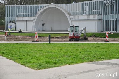Muszla Koncertowa na pl. Grunwaldzkim - wyrównywanie terenu.