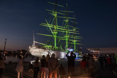 Jeden z dostępnych kolorów iluminacji „Daru Pomorza”// fot. Narodowe Muzeum Morskie w Gdańsku