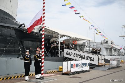 Podniesienie flagi państwowej (fot. Michał Puszczewicz)