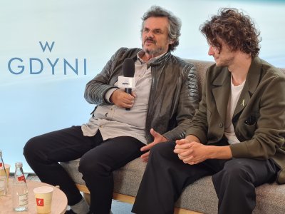 Reżyser Jacek Bławut (z lewej) i aktor Mateusz Kościukiewicz (z prawej) byli jednymi z gości naszego studio „Gdynia Filmowa” w Teatrze Muzycznym podczas 47. FPFF w Gdyni. Główny temat to oczywiście film „Orzeł. Ostatni patrol”, który startuje w Konkursie Głównym, fot. Sławomir Okoń