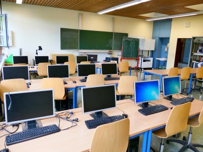 Pusta sala komputerowa. Nowe rozporządzenie Ministerstwa Edukacji Narodowej dotyczące nauki w strefach czerwonej i żółtej. Zdj. ilustracyjne ze strony pixabay.com