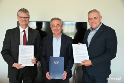 Przedstawicieli wykonawcy gościł Rafał Geremek, wiceprezydent Gdyni. Na zdjęciu widoczni także: Piotr Żochowski, prezes zarządu WPRD Gravel oraz Jacek Dembowski, dyrektor ds. przygotowania produkcji i członek zarządu WPRD Gravel (fot. Łukasz Kamasz)