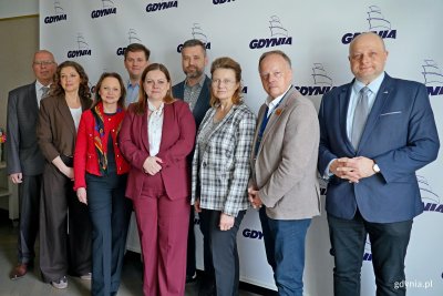 Przedstawiciele gdyńskiego samorządu – z prezydent Aleksandrą Kosiorek na czele, Zrzeszenia Kaszubsko-Pomorskiego, Urzędu Marszałkowskiego Województwa Pomorskiego, Agencji Rozwoju Gdyni, gdyńskiego oddziału Zrzeszenia Kaszubsko-Pomorskiego oraz Kaszubskiego Forum Kultury podczas spotkania roboczego na temat Światowego Zjazdu Kaszubów w Urzędzie Miasta Gdyni (fot. Magdalena Czernek)