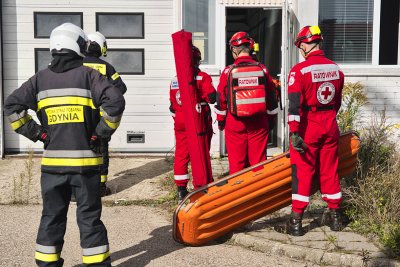 Manewry ratownicze odbywały się w budynku przeznaczonych do rozbiórki, by scenariusz był maksymalnie zbliżony do prawdziwej akcji. // fot. GRS PCK Trójmiasto