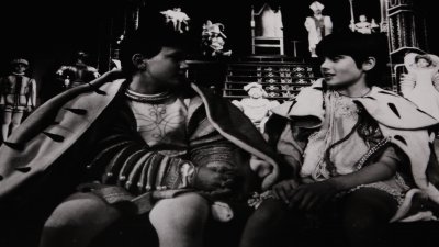 Zdjęcie archiwalne z przedstawienia „Książę i żebrak”, które wystawiano w Teatrze Miejskim w Gdyni // zbiory prywatne Tomasza Podsiadłego