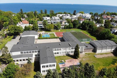 Widok z drona na Szkołę Podstawową nr 8 w Gdyni (fot. Borys Olechnowicz)