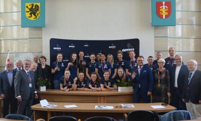 Brązowe medalistki w Urzędzie Miasta Gdyni / fot.gdyniasport.pl