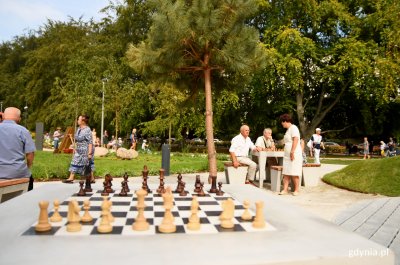 Jedna z atrakcji pierwszej części Parku Centralnego, stoliki do gry w szachy, fot. Kamil Złoch