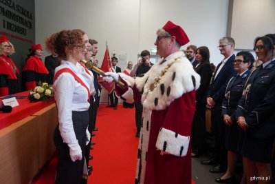 Studenci Wyższej Szkoły Administracji i Biznesu im. Eugeniusza Kwiatkowskiego rozpoczęli rok akademicki. W tej ważnej chwili towarzyszyli im między innymi Rafał Geremek, wiceprezydent miasta, Mariola Śrubarczyk-Cichowska, wiceprzewodnicząca Rady Miasta Gdyni, Beata Nienadowska, komendant Policji w Gdyni (fot. Aneta Marczak)   