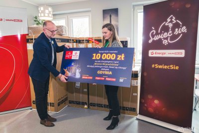 Wiceprezydent Gdyni ds. innowacji Michał Guć odbiera od Justyny Kruszewskiej, dyrektorki departamentu marketingu firmy Energa S.A. nagrodę w plebiscycie 