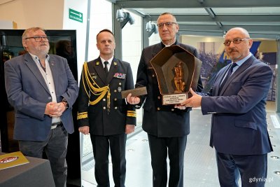 Od prawej: Andrzej Olichwiruk – wiceprezes Stowarzyszenia Weteranów Polskich Formacji Granicznych, ks. kmdr Zbigniew Rećko – proboszcz parafii pw. Matki Boskiej Częstochowskiej w Gdyni, kontradm. SG Andrzej Prokopski – komendant Morskiego Oddziału Straży Granicznej oraz Waldemar Bocheński – prezes Stowarzyszenia Weteranów Polskich Formacji Granicznych podczas ceremonii przekazania kapliczki pamięci Józefa i Zofii Unrugów (fot. Magdalena Czernek)