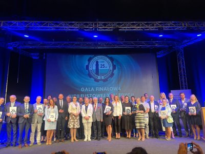 Laureaci 25. edycji konkursu o Pomorską Nagrodę Jakości. Na zdj. m.in. Wiesław Kosakowski, dyrektor III LO w Gdyni (trzeci z prawej)  / fot. PR FSNT 