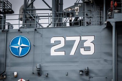 Fragment pokładu fregaty ORP „Gen. T. Kościuszko”. W centralnym punkcie widać numer burtowy okrętu oraz symbol NATO // fot. COM_SNMG1, René Tas, Koninklijke Marine