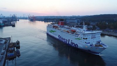 Basen Portu Gdynia, wpływa prom Stena Line. Widoczne nabrzeża i portowe maszyny.