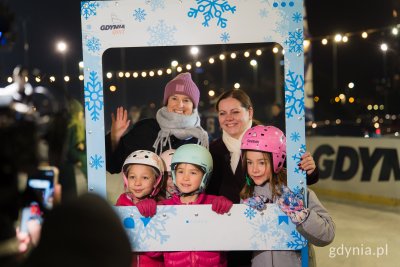 Prezydent Gdyni Aleksandra Kosiorek z uczestniczkami otwarcia gdyńskiego lodowiska (fot. Paweł Budziński)