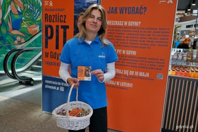 Konsultantka przy stoisku informacyjnym loterii „Rozlicz PIT w Gdyni” w Centrum Handlowym Batory (fot. Magdalena Czernek)