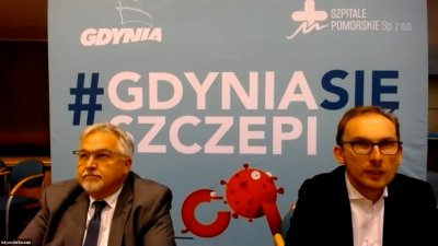 Gdynia chcąc pomóc rodzicom uczniów w podjęciu decyzji o szczepieniu dzieci powyżej 12 roku życia zorganizowała spotkanie z dr. hab. Tomaszem Smiataczem, konsultantem wojewódzkim ds. chorób zakaźnych. Na zdjęciu dr hab. Tomasz Smiatacz i Jakub Ubych, wiceprzewodniczący Rady Miasta Gdyni // fot. materiał prasowy