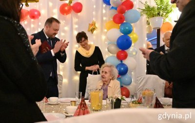 Setne urodziny pani Róży Labuhn. Obok jubilatki (z lewej) stoi wiceprezydent Gdyni Marek Łucyk // fot. Magdalena Śliżewska