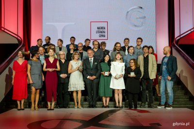 Nominowani do Nagrody Literackiej Gdynia, nagrodzeni, członkowie jury i prezydent Gdyni, Wojciech Szczurek, fot. Dawid Linkowski