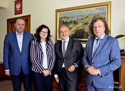 Spotkanie samorządowców w gdyńskim magistracie, od lewej Mieczysław Struk - marszałek województwa pomorskiego, Aleksandra Dulkiewicz - prezydent Gdańska, Wojciech Szczurek - prezydent Gdyni i Jacek Karnowski - prezydent Sopotu, fot. Kamil Złoch