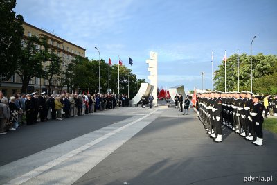 Uroczysty apel z okazji Święta Morza odbył się przed pomnikiem Polski Morskiej (fot. Michał Puszczewicz)