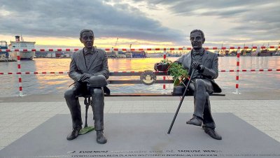 Legendarni ojcowie założyciele gdyńskiego portu, czyli Eugeniusz Kwiatkowski i Tadeusz Wenda, siedzą na ławeczce i z ostrogi Pilotów podziwiają wchodzące do portowego basenu statki