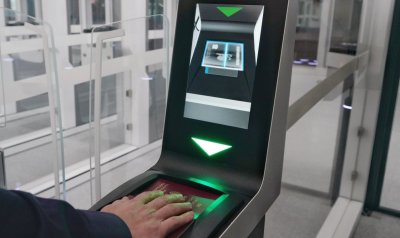 Nowość na gdańskim lotnisku - biometryczne bramki do automatycznej odprawy granicznej pasażerów. Fot. Port Lotniczy Gdańsk