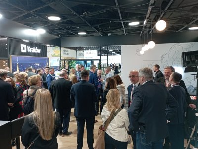 Przestrzeń ekspozycyjna, tlum ludzi, rozmawiają, dekoracje, stoisko Invest in Pomerania