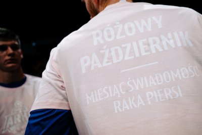 Koszulka promująca różowy październik miesiąc świadomości raka piersi (mat. arkagdyniakosz.pl)