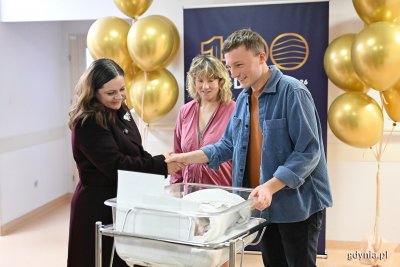 Aleksandra Kosiorek, prezydent Gdyni z wizytą u Stasia i jego rodziców, Marty i Michała (fot. Michał Puszczewicz)