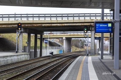 Wiadukt, tory, sygnalizacja świetlna i elektroniczna tablica informacyjna