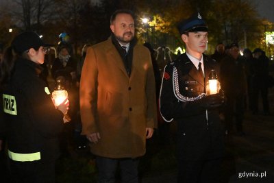  Capstrzyk Niepodległościowy na Obłużu. Na zdj. m.in. Marek Łucyk, wiceprezydent Gdyni ds. rozwoju. Fot. Michał Puszczewicz