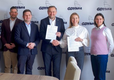 Od lewej: Maciej Kochanowski, dyrektor Laboratorium Innowacji Społecznych w Gdyni; Maciej Zielonka, wiceprezydent Gdyni, Tomasz Augustyniak, wiceprezydent Gdyni, Marta Trakul-Masłowska, prezeska Fundacji NaMiejscu, Anna Nicińska, członkini zespołu prowadzącego projekt//fot. LIS Gdynia