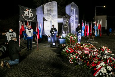 Hołd ofiarom grudniowej masakry z 1970 roku oddano przed pomnikiem Ofiar Grudnia '70 w okolicy stacji SKM Gdynia Stocznia // fot. Karol Stańczak