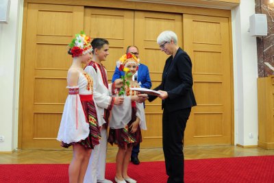 Przewodnicząca Rady Miasta Gdyni Joanna Zielińska odbiera  Złoty Certyfikat Dobroczynności, fot. Michał Kowalski
