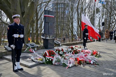 Posterunek honorowy przy Pomniku Ofiar Katynia podczas uroczystości z okazji Dnia Pamięci Ofiar Zbrodni Katyńskiej (fot. Magdalena Czernek)
