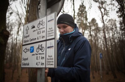 Nowe tabliczki i drogowskazy dla rowerzystów w parku na Kolibkach // fot. mat. prasowe
