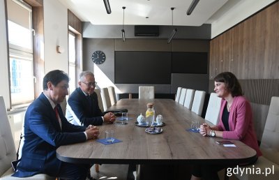 Na zdj. (od prawej): wiceprezydentka Gdyni Katarzyna Gruszecka-Spychała, Konsul Honorowy Francji na Pomorzu Alain Mompert i senator reprezentujący Francuzów mieszkających za granicą Olivier Cadic, fot. Magdalena Czernek