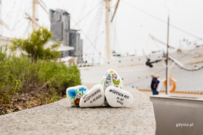 Zapraszamy do wspólnej gry miejskiej w szukanie ręcznie malowanych „Kamyczków” (fot. Natalia Kawalerowicz)