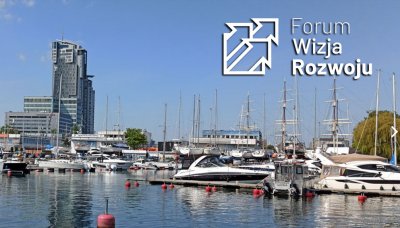 Zdjęcie mariny w Gdyni z widokiem na Sea Towers. Obok logo Forum Wizja Rozwoju