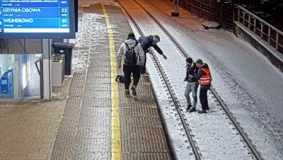 Pasażerowie z dobrego serca pomogli przy nieprzytomnym mężczyźnie. Fot. SKM Trójmiasto