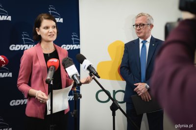 Wiceprezydent Gdyni ds. gospodarki, Katarzyna Gruszecka-Spychała (z lewej) i prezes OPEC Gdynia, Wojciech Folejewski (z prawej) zaprezentowali działania, które spółka podejmuje na rzecz zmniejszenia wydatków oraz efektywnego wykorzystywania energii cieplnej w trakcie kryzysu energetycznego, fot. Kamil Złoch