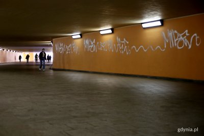 Wandale zniszczyli ściany przejścia podziemnego w pobliżu przystanku SKM Wzgórze św. Maksymiliana // fot. Przemysław Kozłowski