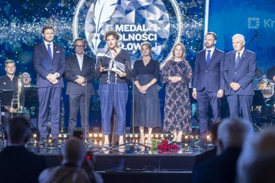 Dominika Lasota laureatką w kategorii obywatel/obywatelka. Na zdjęciu (od lewej): wiceprezydent Gdańska Piotr Grzelak, zastępca burmistrza Darłowa Krzysztof Walków, wiceprezydentka Sopotu Magdalena Cieślik, wiceprezydentka Gdyni Oktawia Gorzeńska, prezydent Krakowa Aleksander Miszalski, prezydent Białegostoku Tadeusz Truskolaski (fot. Piotr Wittman // gdansk.pl)