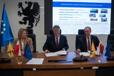 W podpisaniu umowy na modernizację energetyczną wzięli udział: marszałek województwa pomorskiego Mieczysław Struk, wiceprezydent Gdyni Rafał Geremek i skarbniczka Miasta Gdyni Honorata Krupka (fot. Jacek Sowa/mat. prasowe UMWP)