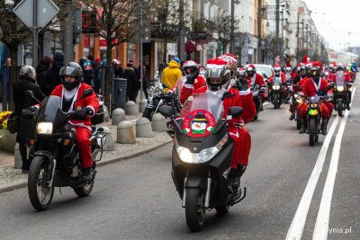 Mikołaje na motocyklach przejechali m.in. przez ulicę Świętojańską w Gdyni, fot. Piotr Żagiell
